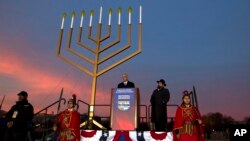 El jefe de personal de la Casa Blanca, Denis McDonough, junto al rabino Levi Shemtov hablaron durante la iluminación de la menora nacional en Washington, en el Ellipse, el domingo, 6 de diciembre de 2015.