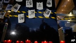 ARCHIVO - Fotos de periodistas asesinados se exhiben en una pared durante una vigilia para protestar por el asesinato del periodista Fredid Roman, frente a la oficina del Fiscal General de México en la Ciudad de México, el 24 de agosto de 2022.