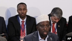 Presiden Somalia Sheikh Sharif Sheikh Ahmed (tengah) selamat dari upaya pembunuhan oleh militan al-Shabab (foto: dok).