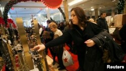 Des acheteurs au grand magasin Macy's à New York, l'un des commerces qui sera ouvert une partie du jour de Thanksgiving