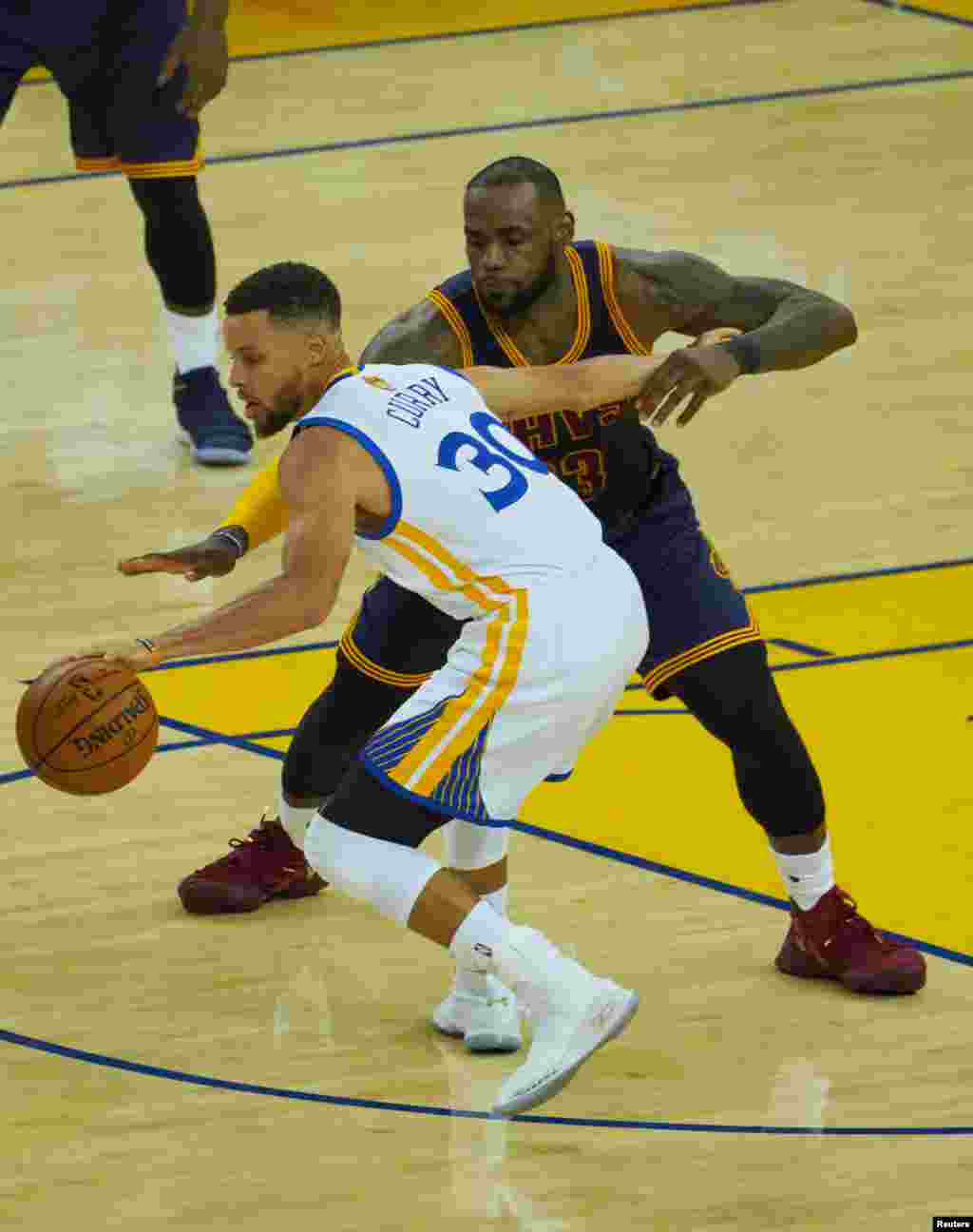Hotunan wasanin karshe na NBA tsakanin Golden State Warriors da Cleveland Cavaliers, Stephen Curry tare da Lebron James, ranar Alhamis 1 ga watan Yuni, shekarar 2017.