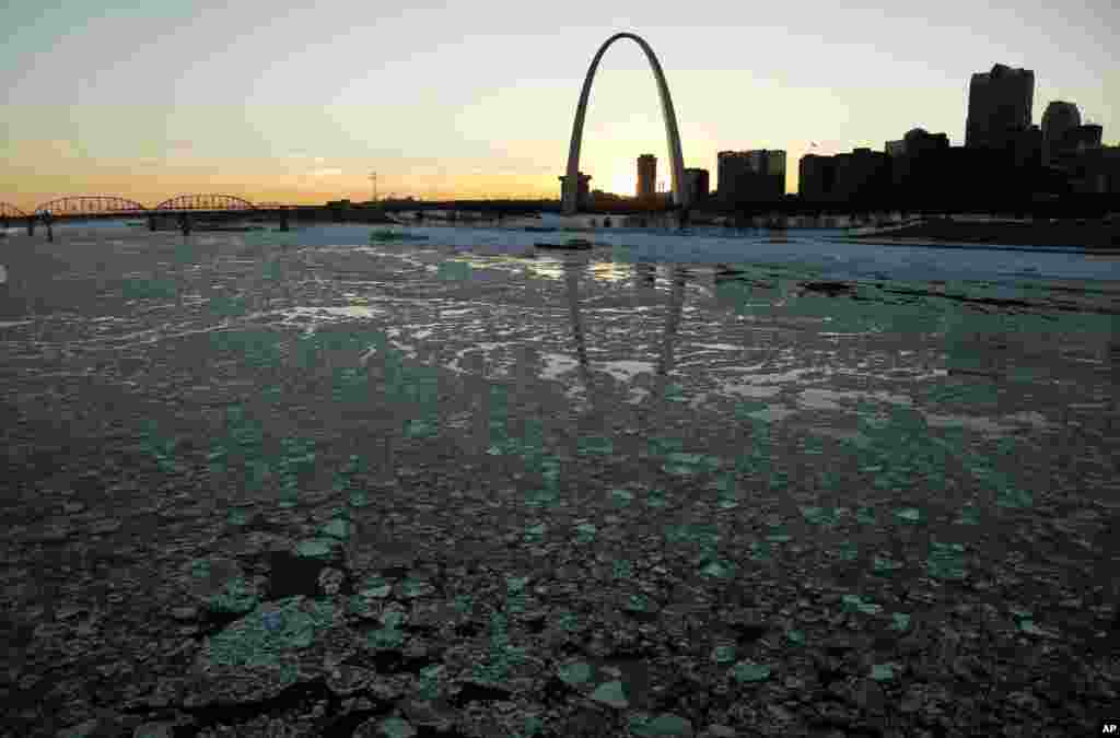 Ice in the Mississippi River flows past the Gateway Arch in St. Louis, Missouri, Jan. 7, 2014.
