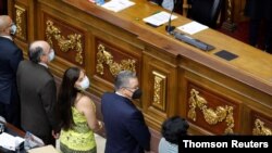 Los nuevos directores del Consejo Nacional Electoral de Venezuela son juramentados durante una sesión extraordinaria en la Asamblea Nacional en Caracas, el 4 de mayo de 2021.