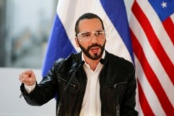 El presidente Nayib Bukele durante una conferencia de prensa con el embajador de EE.UU. en El Salvador. Analistas creen que la actitud del mandatario durante esta crisis atenta contra la libertad de opinión.