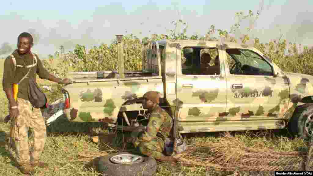 Dakarun Sojojin Najeriya Suna Canja Tayar Motarsu Bayan Da Suka Fatattaki 'Yan Boko Haram Daga Kauyen Chikun Gudu A Arewacin Jihar Borno