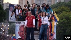 El candidato presidencial venezolano Edmundo González y la líder opositora María Corina Machado asisten a un mitin de campaña en Caracas el 4 de julio de 2024.