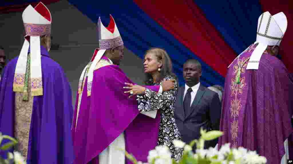 L'évêque catholique Ducange Sylvain présente ses condoléances à l'épouse de l'ancien président René Préval, Elisabeth Debrosse Préval, lors des funérailles du défunt à Port-au-Prince, Haïti, le 11 mars 2017.