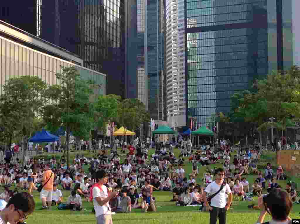 香港学联罢课移师政府总部附近添马公园(美国之音海彦拍摄)