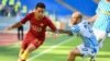 L'attaquant néerlandais de l'AS Rome Justin Kluivert (à gauche) devance le milieu de terrain italien du SPAL Filippo Costa lors du match de football italien de Serie A AS Roma contre SPAL 2013 au stade olympique de Rome, le 20 octobre 2018.