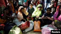 Rohingya refugees sit as they wait to enter the Kutupalang Refugee Camp in Cox’s Bazar, Bangladesh, November 21, 2016. 