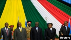 Sur cette photographie prise lors du 14e sommet des État africains de l'Est, on peut apercevoir le Burundais Pierre Nkurunziza et le Rwandais Paul Kagame à Nairobi le 30 novembre 2012.