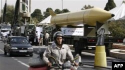 نمايش موشک بالیستیک شهاب-۳ در تهران در سالروز آغاز جنگ ایران و عراق. سپتامبر ۲۰۱۰.