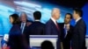 L'ancien vice-président Joe Biden, entouré d'autres candidat de la primaire démocrate.