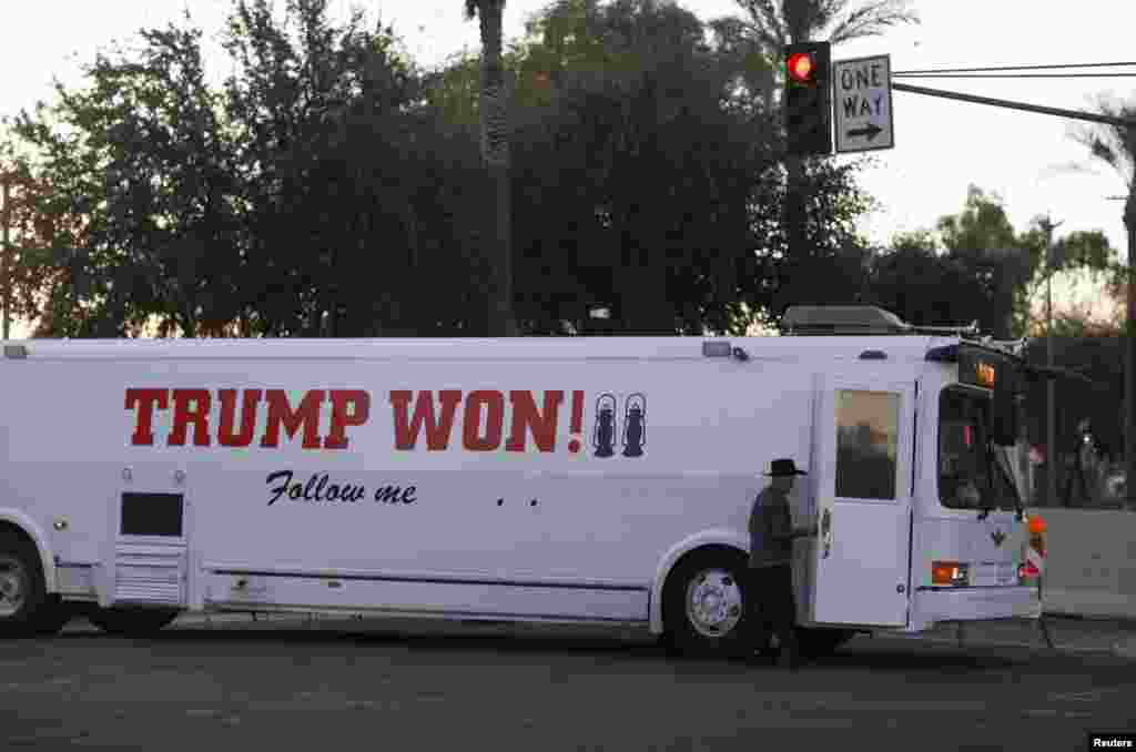 Un partidario del presidente de Estados Unidos, Donald Trump, llega en autobús antes de una protesta contra la elección del presidente electo Joe Biden, en Phoenix, Arizona. 17 de enero de 2021.
