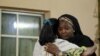 Des personnes en deuil se consolent en rendant visite à la famille d'une victime d'une bousculade survenue à Mina, en Arabie saoudite, le 26 septembre 2015. 