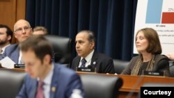 美國國會眾議院中共問題特設委員會首席民主黨議員拉賈·克里希納莫蒂(Raja Krishnamoorthi)在聽證會發言。 (照片來源：美國國會眾議院中共問題特設委員會)