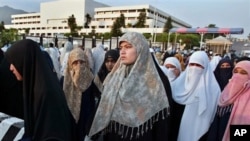 Des Pakistanaises protestent contre le gouvernement pour encourager une loi qui protégerait les victimes de viol à Islamabad, le 11 septembre 2006.