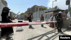 Miembros de la insurgencia talibán montan guardia en un puesto de control en Kabul, la capital de Afganistán, el 17 de agosto de 2021.
