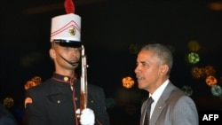 Presiden Amerika Serikat Barack Obama berjalan melewati barisan pasukan kehormatan, setibanya di Bandara Internasional Tocumen di Panama City, 9 April 2015 (Foto: AFP PHOTO/MANDEL NGAN).