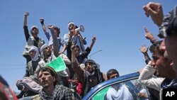 Para pendukung kandidat presiden Abdullah Abdullah meneriakkan slogan-slogan dalam sebuah protes di Kabul, Afghanistan (21/6). (AP/Massoud Hossaini)
