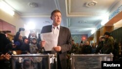 Alexander Zakharchenko, pemimpin golongan separatis dari Republik Rakyat Donetsk, memegang kertas suara dalam pemilu parlemen lokal di Donetsk, Ukraina Timur, 2 November 2014. 