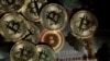 ARCHIVO - Ilustración muestra representaciones de la criptomoneda Bitcoin