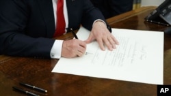 Трамп підписує один з перших указів