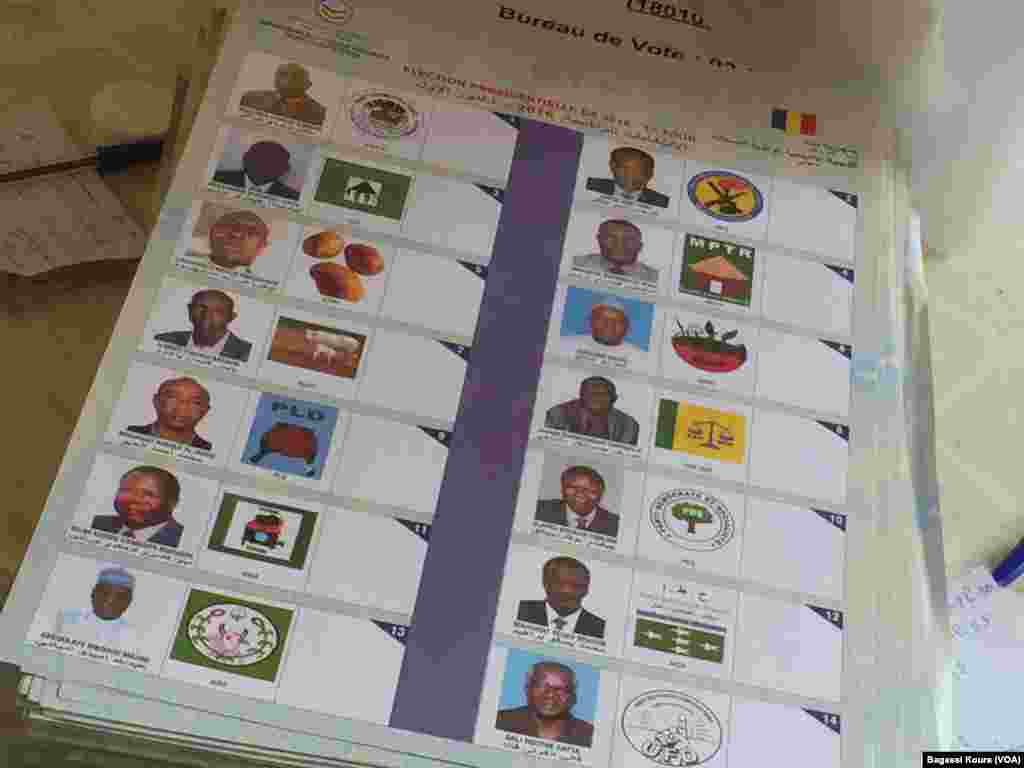 Les bulletins de vote du scrutin présidentiel du 10 avril au Tchad. L’un des 14 candidats s'est désisté quelques jours avant le scrutin, N’Djamena, 10 avril 2016, (VOA/Bagassi Koura)