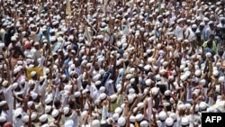 Unjuk rasa warga muslim di Dhaka, Bangladesh, mengepung kedutaan Myanmar, di ibukota negara tersebut, memprotes kekerasan terhadap Muslim Rohingya di Myanmar, 18 September 2017. (Foto: dok).