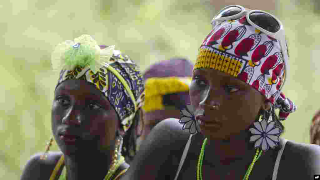 Fulani makiyaya da mata sun halarci wasan sukuwa a garin Bida Jihar Neja ranar 23 watan Yuni 2013.