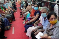 Antrean warga untuk mendapatkan vaksinasi COVID-19 di Mumbai, India, 29 April 2021.