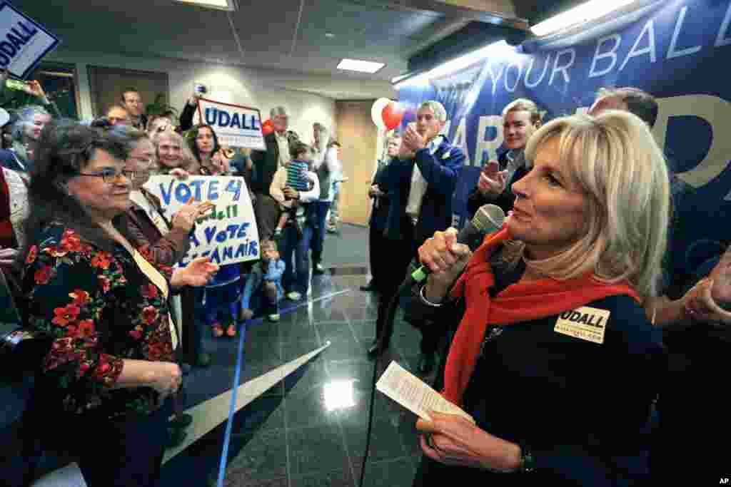 Jill Biden, à droite, épouse du vice-président Joe Biden, mène la champagne avec le Sénateur américain Mark Udall, D-Colo., troisième, et le Sénateur américain Michael Bennet, D-Colo., deuxième à partir de la gauche, àin Boulder, Colo., samedi le 1er novembre 2014. (AP Photo/Brennan Linsley)