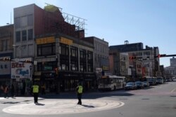 26일 미국 뉴저지주 뉴어크 경찰관들이 주민들에게 사회적 거리두기에 동참하도록 계도하고 있다.