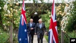 PM Inggris Boris Johnson (kanan) bersamPM Australia Scott Morrison seusai pertemuan di 10 Downing Street, London, 15 Juni 2021. (Dominic Lipinski/Pool Photo via AP)