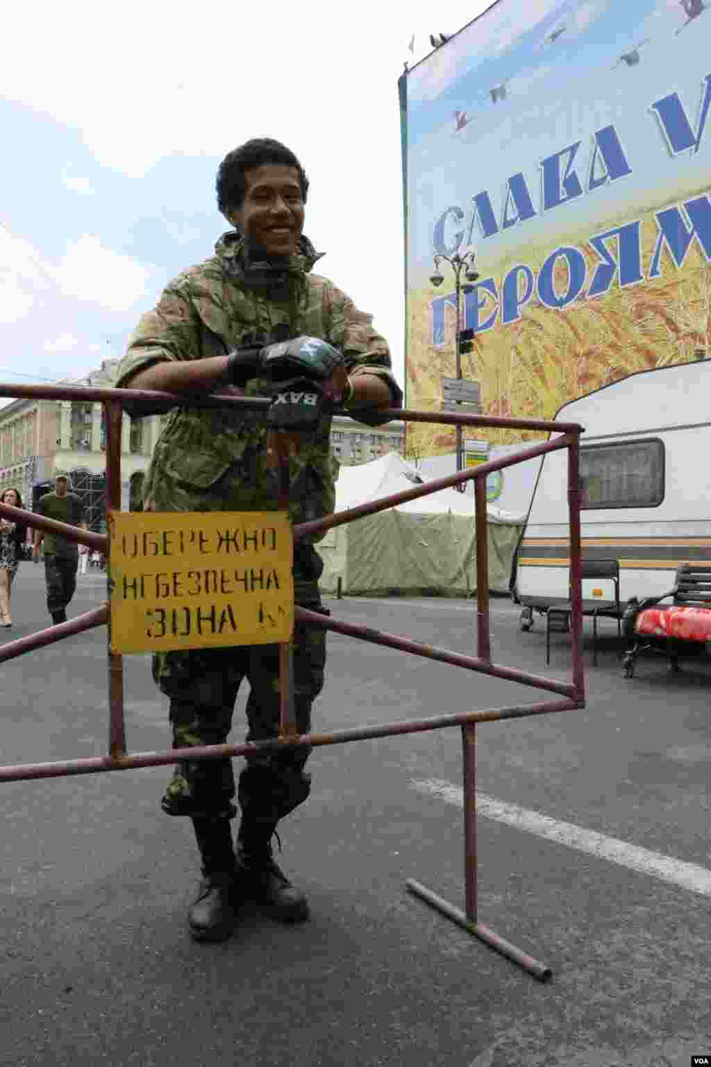 Уроженец Москвы, житель города Харькова, активист Евромайдана 19-летний украинец Саид говорит, что рад подписанию Соглашения об ассоциации с Евросоюзом. Однако, по его словам, «революция в стране закончится тогда, когда на востоке Украины будет восстановлен мир».