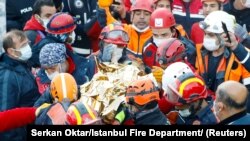 Spasioci iznose trogodišnju devojčicu Elif iz ruševina u Izmiru