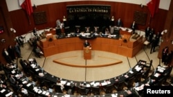 Los senadores mexicanos aprobaron por unanimidad un pronunciamiento que pide al presidente Enrique Peña Nieto suspender temporalmente la cooperación de seguridad e inmigración con EE.UU. tras la decisión de Donald Trump de militarizar la frontera.