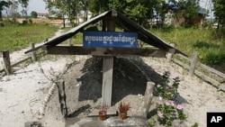 Incense stick holders stand at the grave of late Khmer Rouge leader Pol Pot in Anlong Veng, a former Khmer Rouge stronghold, about 305 kilometers (190 miles) north of Phnom Penh, Cambodia (2008 file photo)
