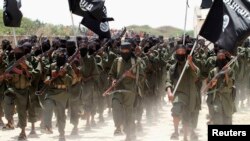 Des Shebab paradent en Somalie, le 17 février 2011.