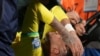 El brasileño Neymar es sacado del campo en camilla luego de lesionarse durante un partido de clasificación para la Copa Mundial de la FIFA 2026 contra Uruguay en el estadio Centenario de Montevideo, Uruguay, el martes 17 de octubre de 2023.