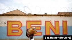 Un personne passe devant un mur près du centre de traitement Alima Ebola à Beni, en République démocratique du Congo, le 1er avril 2019.