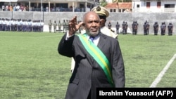 Le président des Comores Azali Assoumani, salue le public au stade de Moroni à l'issue de la cérémonie de son investiture tenue le 26 mai 2016 à Moroni, aux Comores. / AFP PHOTO / IBRAHIM YOUSSOUF