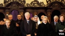 La ex secretaria Madeleine Albright, el ex presidente Bill Clinton y la actual secretaria de Estado, Hillary R. Clinton, en el funeral de Vaclav Havel.