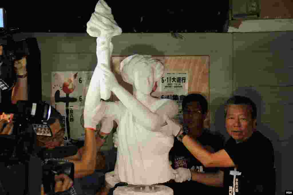 香港支聯會將民主女神像運送到六四紀念館豎立(美國之音圖片/海彥拍攝)