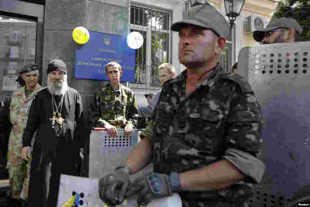 Maidan self-defence activists take part in a protest outside the headquarters of the National Border Guard in Kyiv, June 12, 2014.