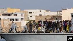 Des migrants arrivant à Lampedusa le 2 mai 2015