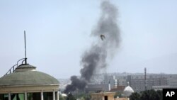 El humo se eleva junto a la Embajada de los Estados Unidos en Kabul, Afganistán, el domingo 15 de agosto de 2021. 