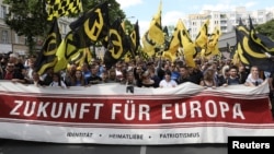 Arhiva - Demonstranti nose transparent "Budućnost za Evropu" tokom protesta ekstremno desničarkog pokreta Identitarian, u Berlinu, 17. juna 2017.