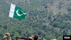 Pasukan Pakistan siaga di daerah kesukuan Kurram, pegunungan Manatu dekat perbatasan Afghanistan (foto: dok).