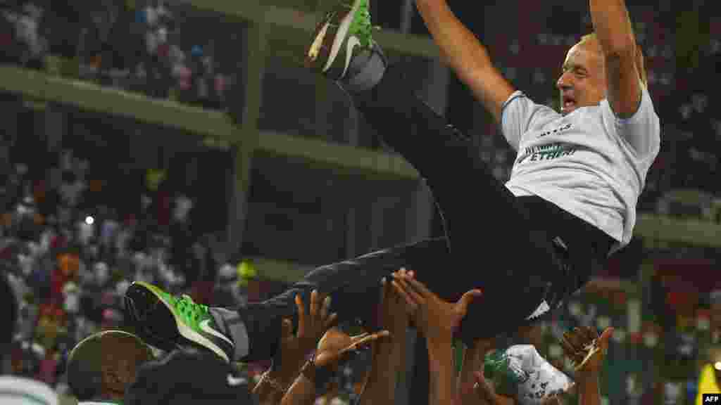 Gernot Rohr porté en triomphe par les joueurs du Nigéria après le match de qualification de la Coupe du Monde de la FIFA 2018 entre le Nigeria et la Zambie à Uyo, dans l'Etat d'Akwa Ibom, le 7 octobre 2017.